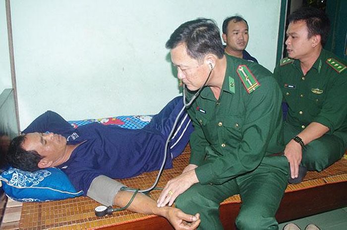 Quân y Đồn Biên phòng Cửa Khẩu cảng Quy Nhơn đã khám sức khỏe cho các ngư dân.