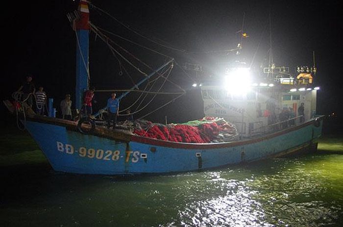 Tàu cá do ông Nguyễn Văn Lai làm thuyền trưởng đưa 6 ngư dân gặp nạn cập Trạm Mũi Tấn.