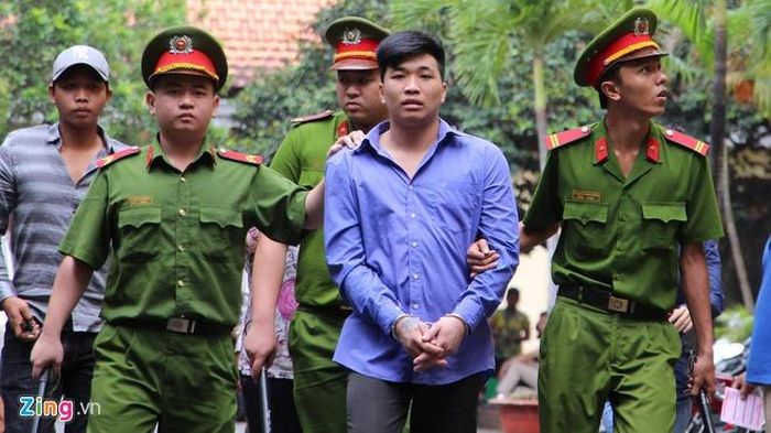 Bị cáo Vũ Minh Hồ bị áp giải sau phiên tòa sơ thẩm. Ảnh: Kỳ Hoa.