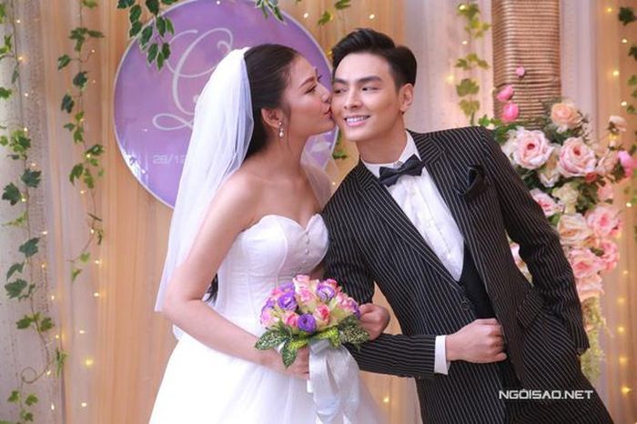 Đầu tháng 12 vừa qua, chân dài The Face đã được ông xã Jay Quân ngỏ lời cầu hôn vào đúng dịp sinh nhật 20 tuổi. Từ thời điểm cầu hôn đến khi tổ chức đám cưới, cặp đôi chỉ có gần một tháng chuẩn bị.