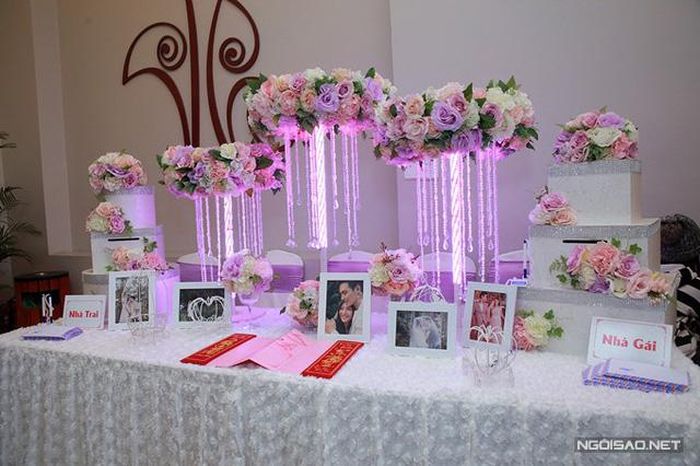 Tiệc cưới tại quê nhà của Chúng Huyền Thanh được trang trí giản dị, ấm cúng.