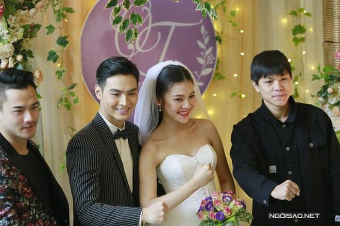 Cô dâu, chú rể không giấu được niềm hạnh phúc bởi đã chính thức 'về chung một nhà' sau nhiều năm yêu nhau.