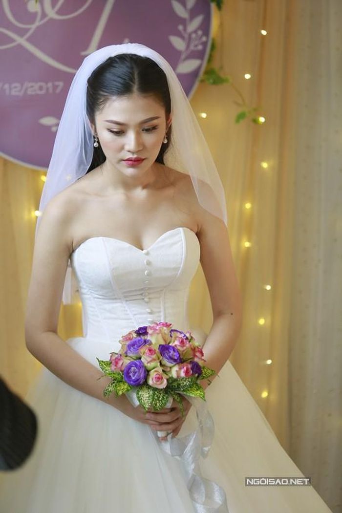 Thời tiết mùa đông có mưa lạnh khiến Chúng Huyền Thanh khá run rẩy khi khoe vai trần. Tuy nhiên, cô vẫn rạng rỡ mỗi khi nhận được lời chúc phúc của bạn bè.