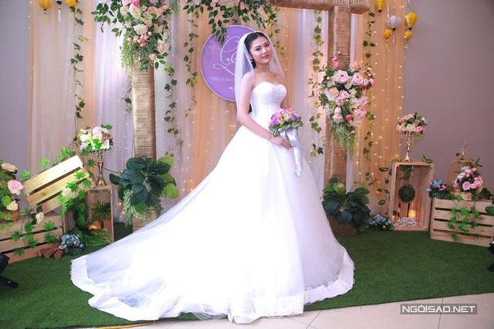 Trong ngày lên xe hoa, chân dài 20 tuổi thay hai bộ váy khác nhau. Khi đón khách, cô diện váy ren thanh lịch, còn lúc làm lễ, cô chọn soiree cúp ngực gợi cảm.