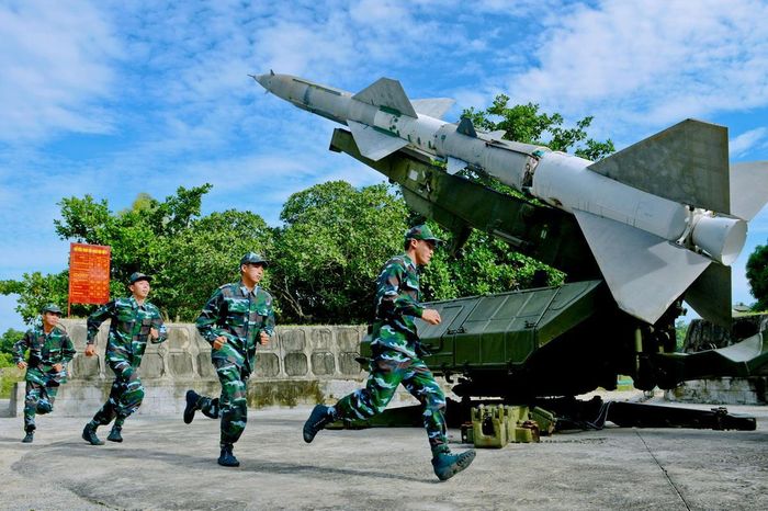 Cán bộ, chiến sĩ Sư đoàn 377 (Quân chủng Phòng không-Không quân) luyện tập sẵn sàng chiến đấu. Ảnh: VŨ HOÀNG.