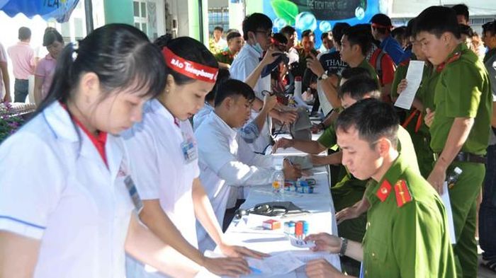 Các bạn ĐVTN đăng ký hiến máu - Ảnh: Hòa Hội