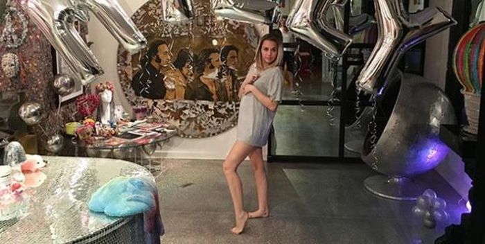 Bức ảnh trong dịp lễ Tạ ơn khiến người ta lầm tưởng Miley có bầu.