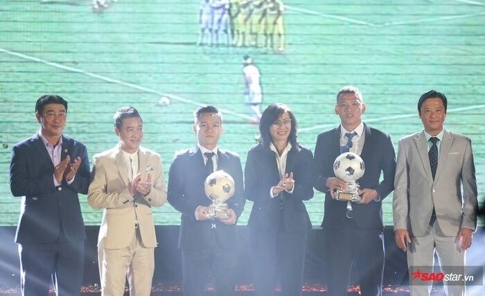 Huỳnh Đức, Hồng Sơn, Minh Chiến trao QBV nam 2017 cho Đinh Thành Trung và QBB cho Anh Đức.