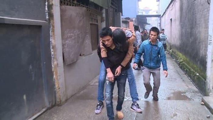 Một người dân được đưa đi cấp cứu