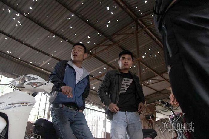 Mái tôn nhà ông Đặng Đình Khang chi chít lỗ thủng 