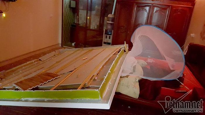 Trần nhà đè sập xuống giường ngủ mẹ con chị Cần, may mắn không ai bị thương