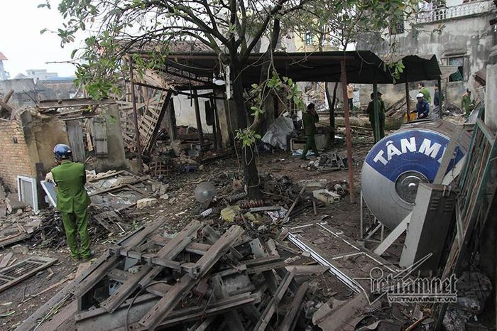 Lực lượng chức năng phong tỏa và khám nghiệm hiện trường