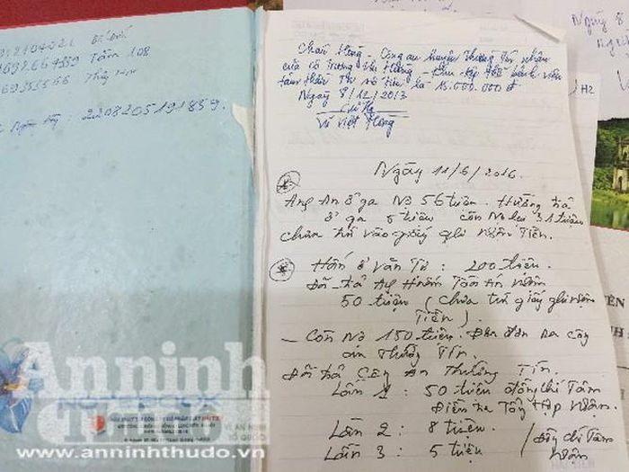  Cuốn sổ ghi chép các lần nhận tiền của Hường 