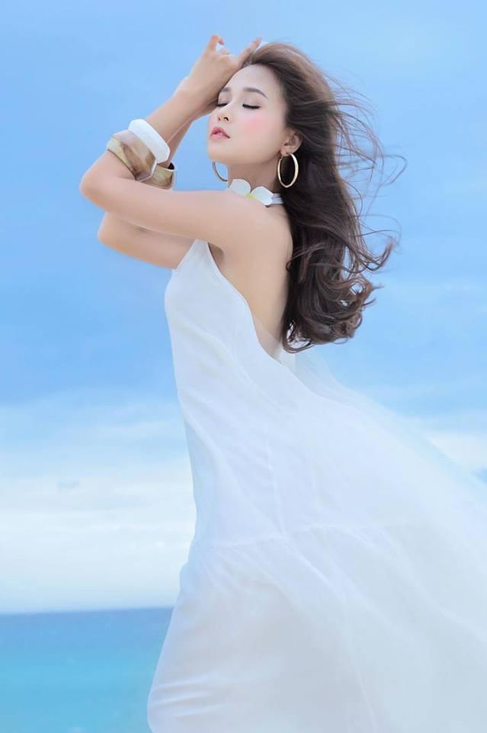 Hotgirl Sam bước vào showbiz với vai trò người mẫu. Dần dần cô chuyển sang nghiệp diễn xuất và đóng MV ca nhạc.