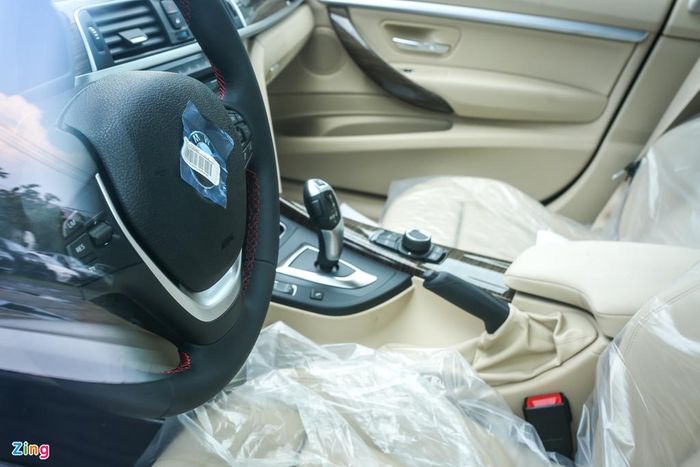 Trái ngược với vẻ ngoài, phần nội thất của các xe BMW nằm tại đây trông còn khá mới và vẫn còn lớp nylon mới nguyên.