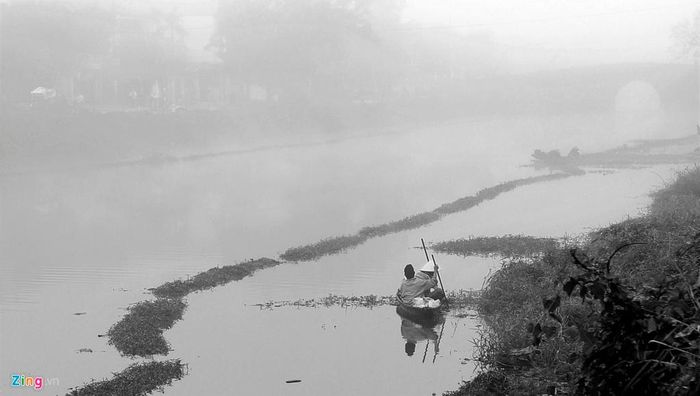 Những chiếc thuyền nhỏ bắt cá trên các đoạn sông bao quanh Thành Nội.