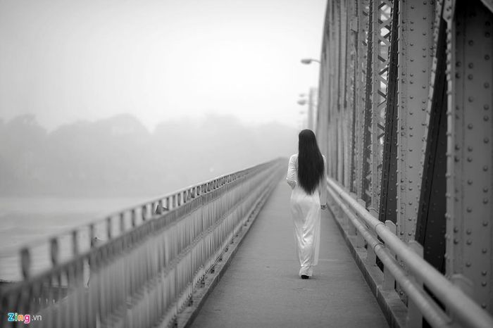 Hình ảnh những nữ sinh áo dài trắng nhẹ bước trên cầu Trường Tiền là hình ảnh đầy chất thơ trong những sáng mờ sương.