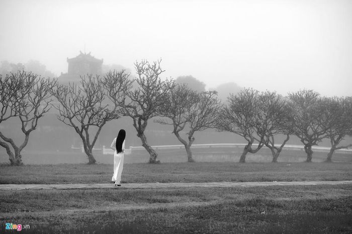 Nói đến Huế không thể thiếu hình ảnh người con gái trong tà áo dài duyên dáng.