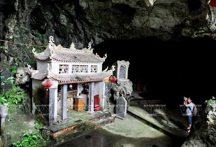 Cửa vòm Hang Sáng cao 50m là nơi có ban thờ Phật cũng là nơi đón gió để tạo nên những âm thanh “sáo núi” 