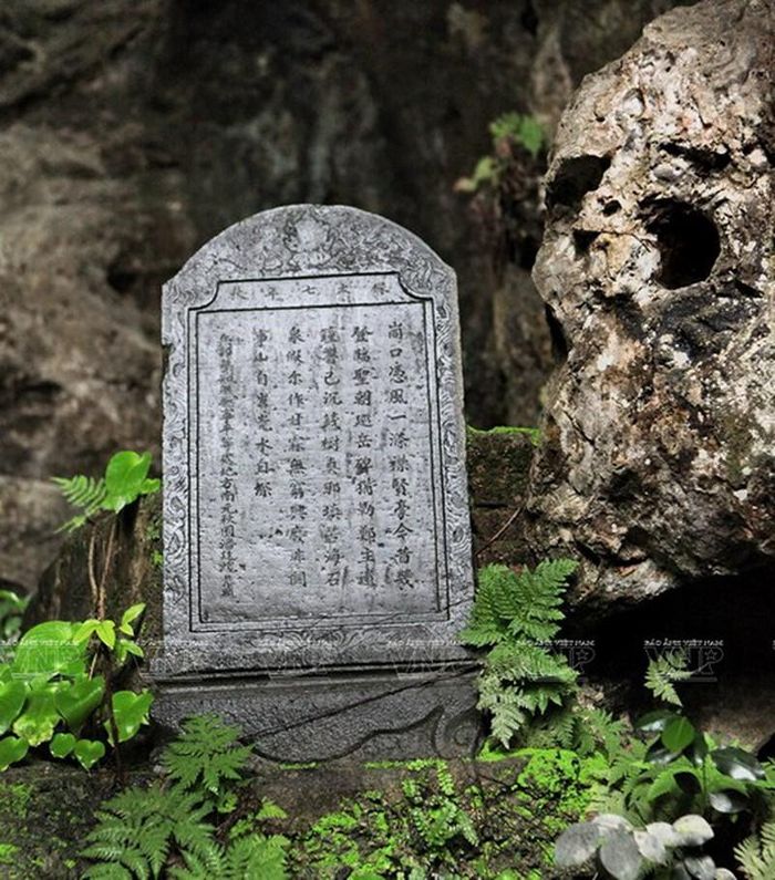 Tấm bia khắc bài thơ "Vô đề" của nhà nhà sử học Lê Quý Đôn (1726 - 1784) được đặt ở lối vào.