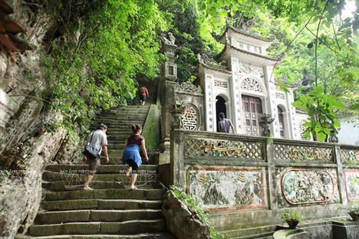 Để lên hang Địch Lộng du khách phải đi qua 108 bậc thang núi được ví như 108 bước thử thách của nhà Phật để trở thành chính quả. 
