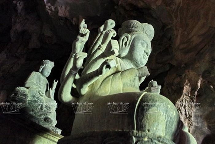 Tượng Phật nghìn tay nghìn mắt uy nghi nổi tiếng linh thiêng trong vùng. 