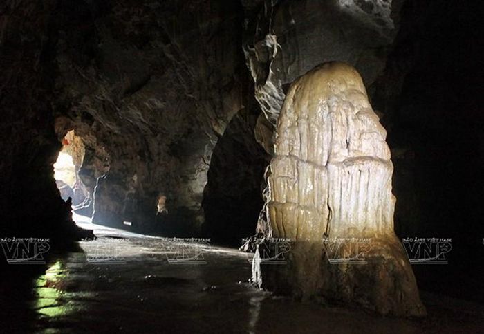 Thạch thiên trụ trong Hang Tối.