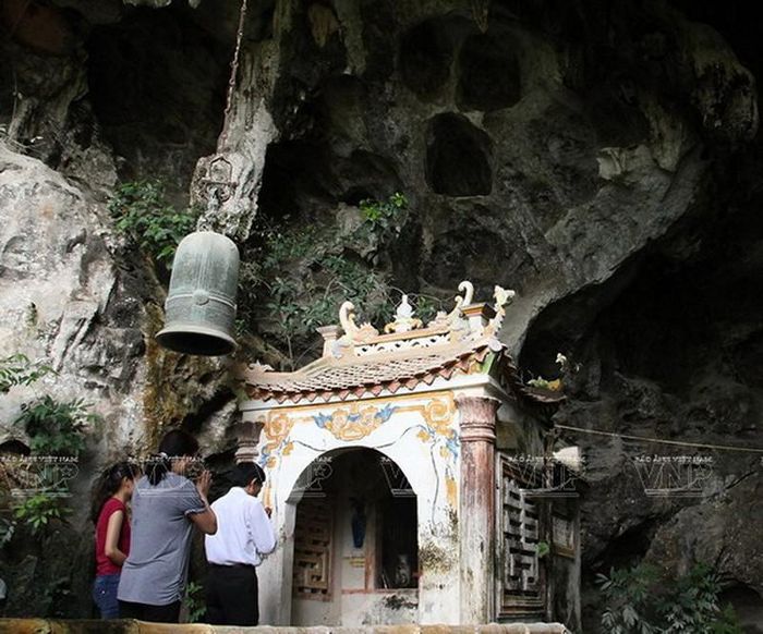 Kiến trúc chùa trong hang Địch Lộng gồm những ban thờ Phật được xây dựng trình tự theo lối vào hang. 