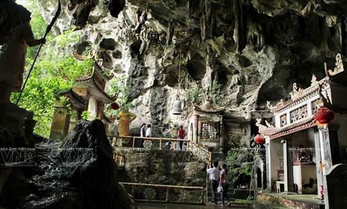 Chùa trong hang Địch Lộng là nơi sinh hoạt tâm linh của nhân dân vùng Gia Viễn. 
