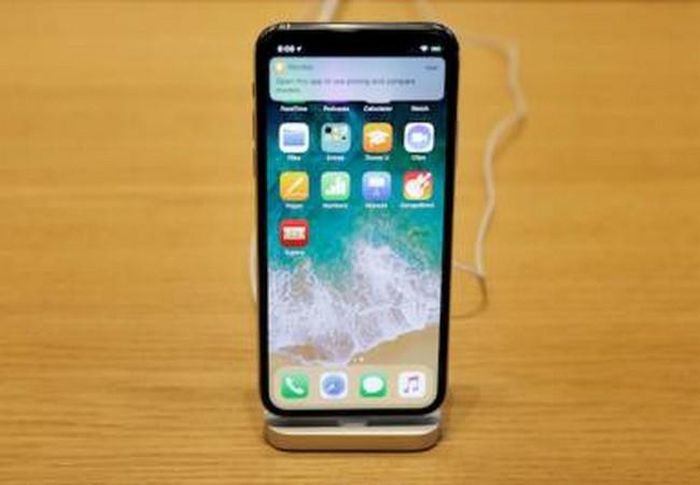 Màn hình iPhone X có tính năng chống "bóng mờ" tốt hơn so với màn hình của Note 8 (Ảnh Reuters)