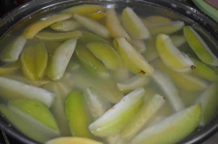 Ngâm nước vôi trong: Để làm các loại mứt như mứt cà rốt, mứt bí… đều cần phải qua công đoạn ngâm nước vôi trong. Mục đích của công đoạn này là để mứt có độ cứng cần thiết. Nếu không ngâm nước vôi trong thì khi sên, mứt sẽ mềm nhũn như nấu canh.