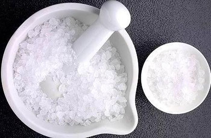 Chỉ nên dùng 1 cục nhỏ khoảng 15g phèn chua cho nồi nước khoảng 2 lít để đun nguyên liệu làm phèn chua. Không nên dùng nhiều, vì dùng quá nhiều phèn chua sẽ khiến cho mứt bị cứng. Bên cạnh đó, sau khi luộc phèn chua, bạn cần xả đi xả lại dưới vòi nước để đảm bảo hết dư lượng phèn chua trong mứt. Để chắc chắn, bạn có thể trần qua 1 lượt nước sôi thêm một lần nữa. 