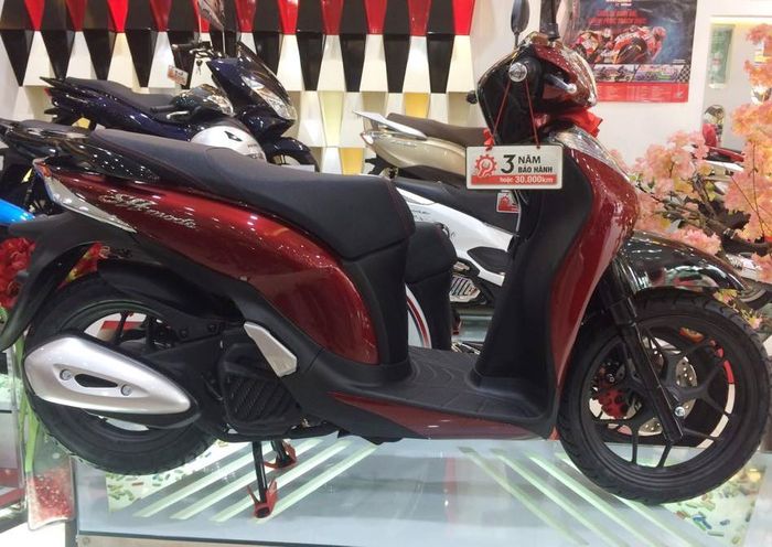 Các mẫu xe tay ga Honda cũng tăng giá mạnh.