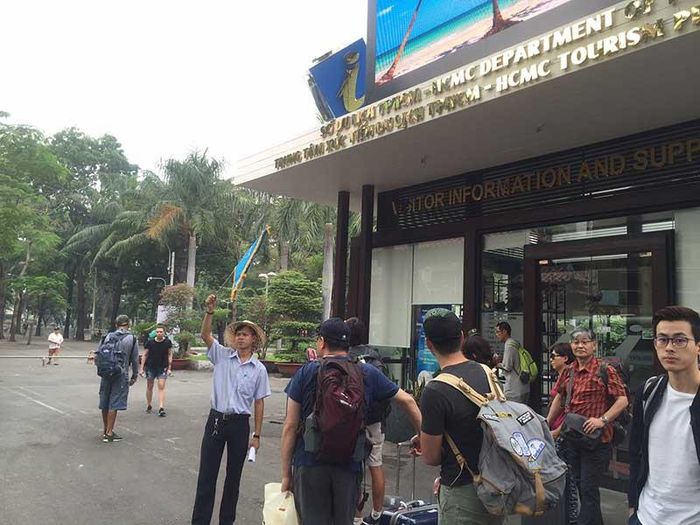 Việt Nam đang thiếu trầm trọng hướng dẫn viên du lịch. Trong ảnh: Một hướng dẫn viên đang hướng dẫn du khách tại TP.HCM. Ảnh: Tú Uyên