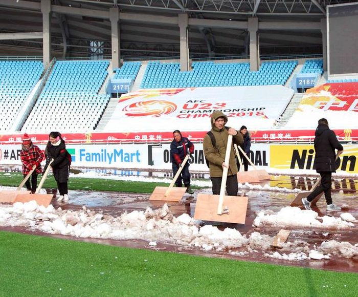 Các công nhân dọn dẹp tuyết trên đường piste, có thể thấy mặt cỏ vẫn được bảo quản tốt nhờ che bạt
