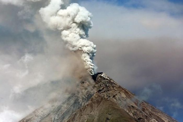 Núi lửa Mayon phun tro bụi ngày 23/1 vừa qua. (Ảnh: THX/TTXVN)