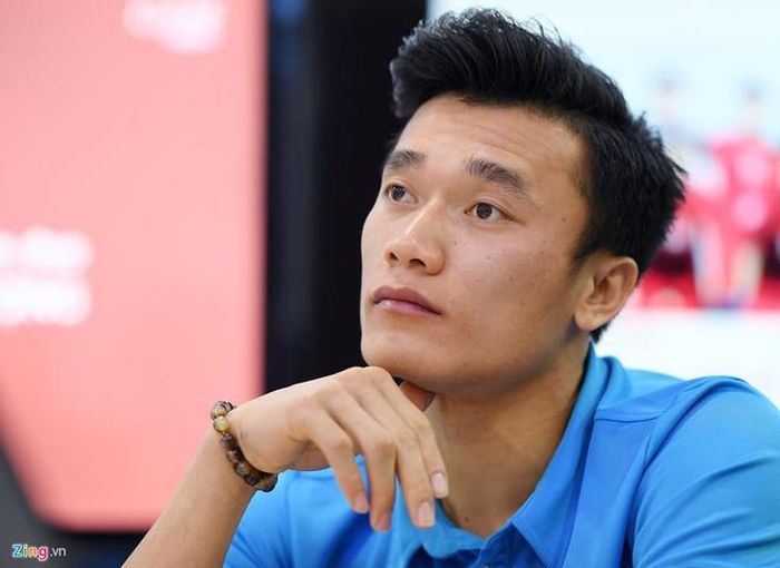 Trở thành ngôi sao chỉ sau một giải đấu, Tiến Dũng cùng nhiều cầu thủ U23 Việt Nam có rất nhiều việc phải làm cả trong và ngoài sân cỏ. Ảnh: Tiến Tuấn.