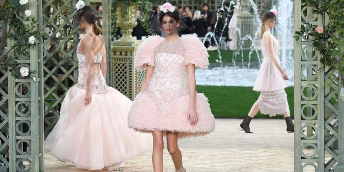 Chân dài 16 tuổi Kaia Gerber diện một trong những chiếc đầm ấn tượng nhất trong bộ sưu tập của Chanel. Với mùa haute couture xuân hè 2018, Karl Lagerfeld vẫn lăng xê chủ yếu đầm đính lông vũ, váy tulle, trang phục sequin lấp lánh. 