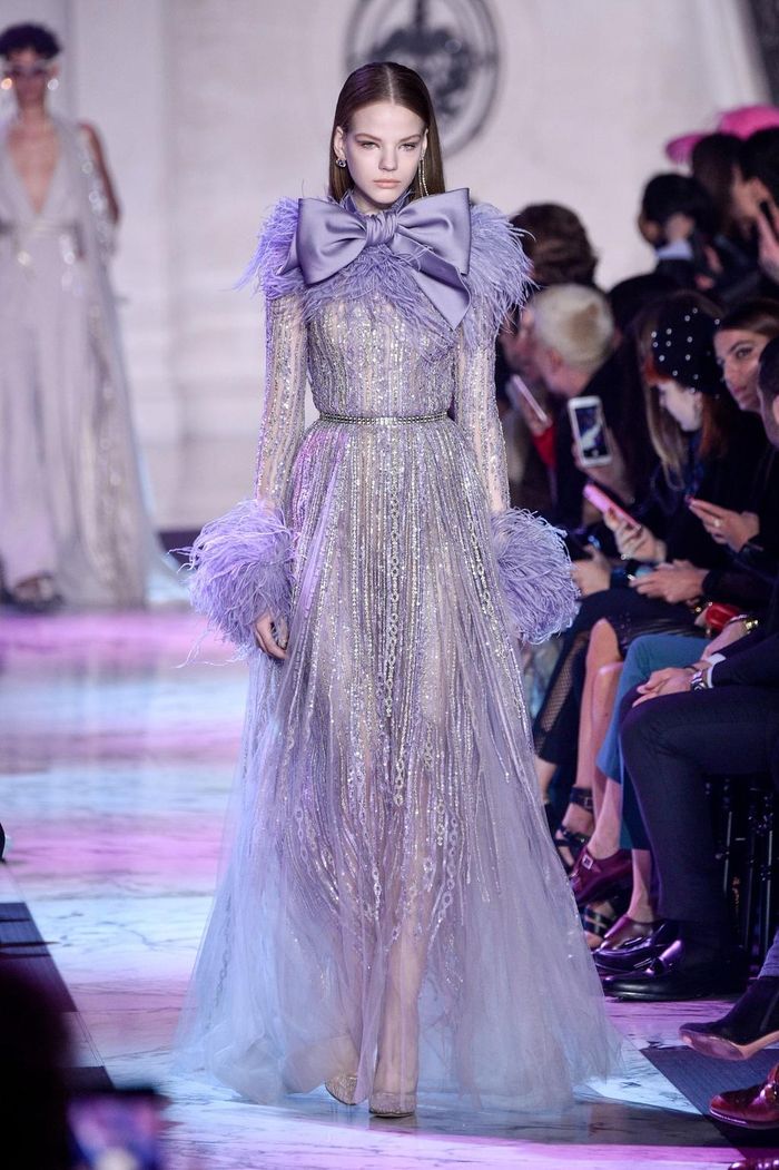 Elie Saab không có đột phá về kiểu dáng, màu sắc hay họa tiết. Tuy nhiên, những mẫu đầm ngọt ngào, đẹp như cổ tích của nhà mốt này vẫn khiến giới mộ điệu phải xuýt xoa. 