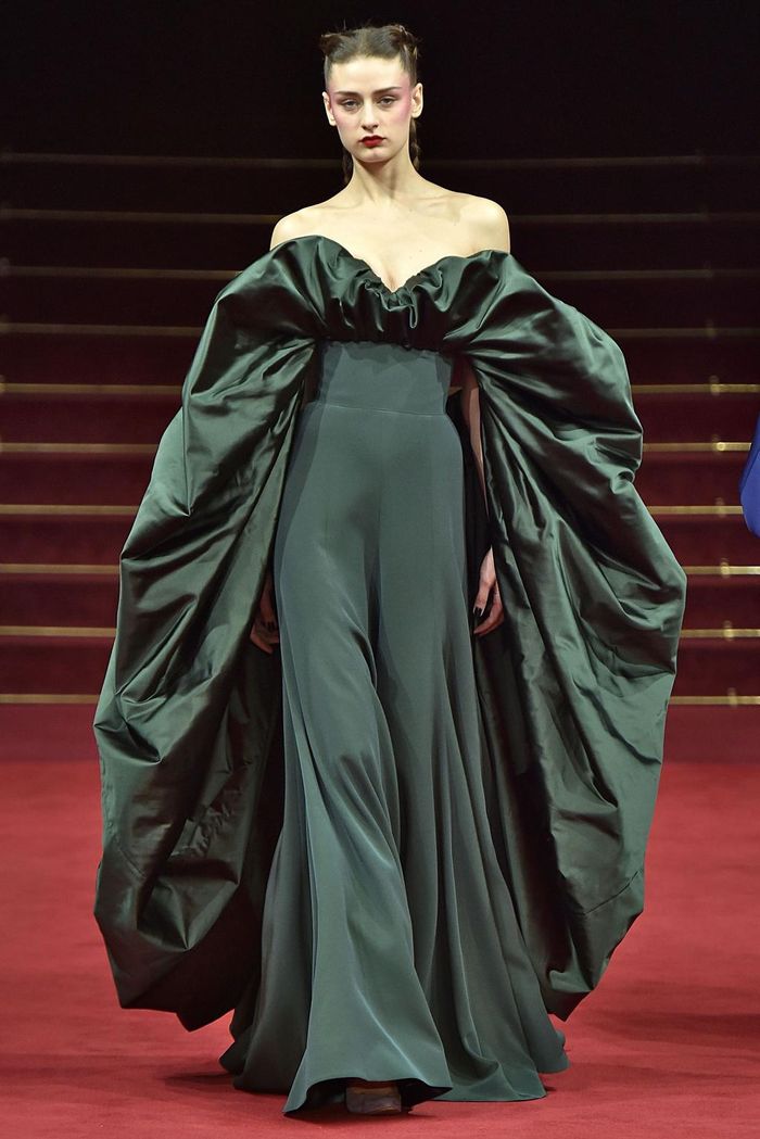  Alexis Mabille tự nhận mình là nhà thiết kế bản năng, thoải mái thiết kế những gì bản thân thích, không cần theo một chủ đề. Với bộ sưu tập mới nhất, NTK 7X sử dụng màu sắc, họa tiết đa dạng nhưng đặc biệt nhấn vào chi tiết cắt cúp. 