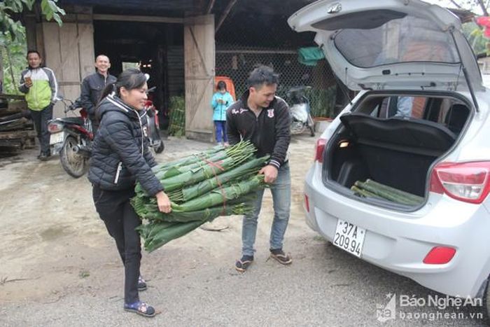 Có những khách hàng qua đường mua lá dong về gói bánh Tết. Ảnh: Xuân Hoàng
