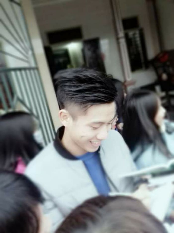 Dù mệt nhưng anh vẫn niềm nở, tươi cười với người hâm mộ. Ảnh: SLNA FC