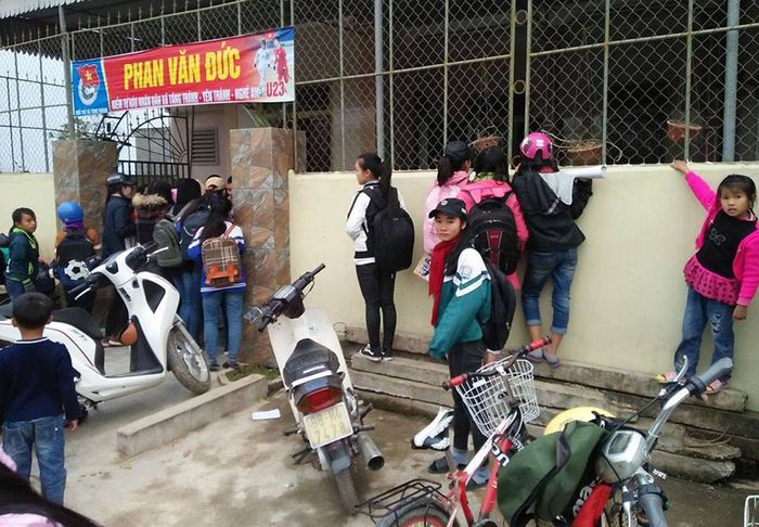 Họ đến để tận mắt gặp cầu thủ trẻ... Ảnh: SLNA FC