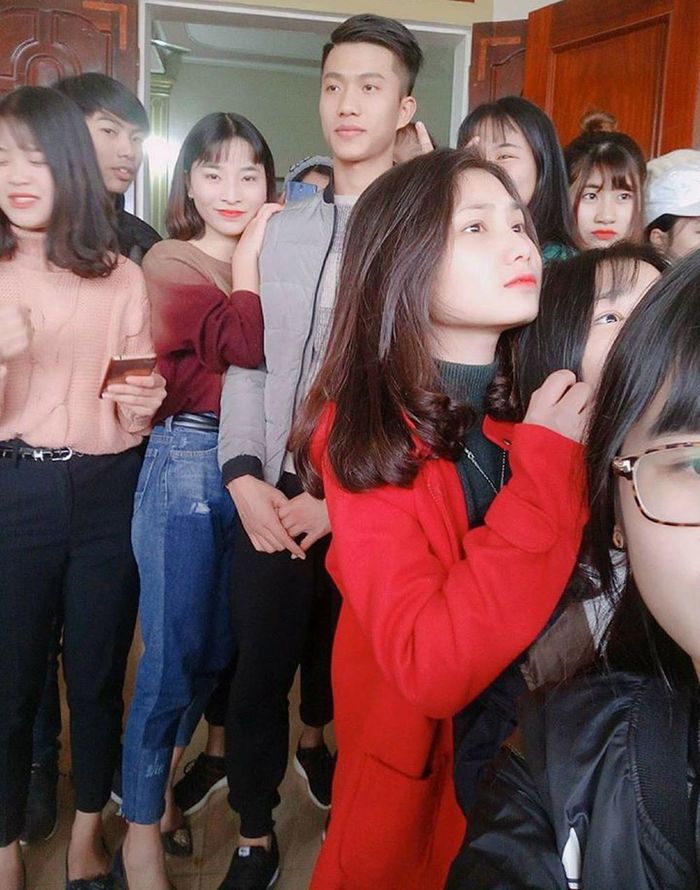 Văn Đức tròng vòng vây của các cô gái trẻ. Ảnh: SLNA FC