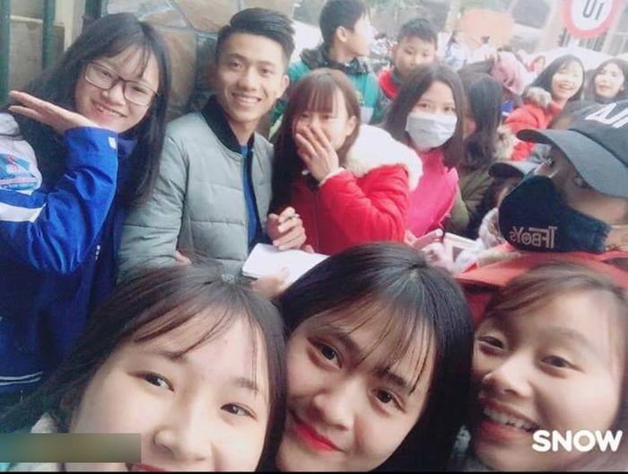 ... xin chữ ký. Ảnh: SLNA FC