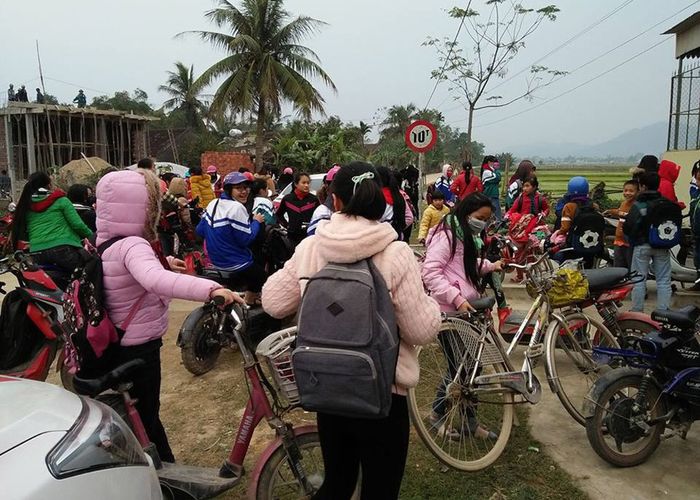 Các nữ sinh tập có mặt trước nhà cầu thủ Văn Đức. Ảnh: SLNA FC