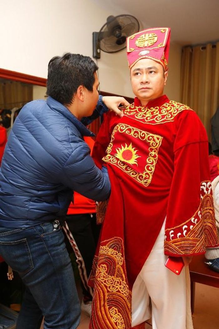 Táo Xã hội Tự Long được sửa soạn y phục trước giờ lên sàn ẢNh: Nhật Minh