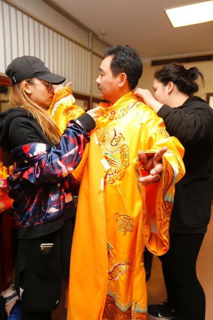 NSƯT Quốc Khánh không có ghế ngồi xuyên suốt chương trình Ảnh: Nhật Minh