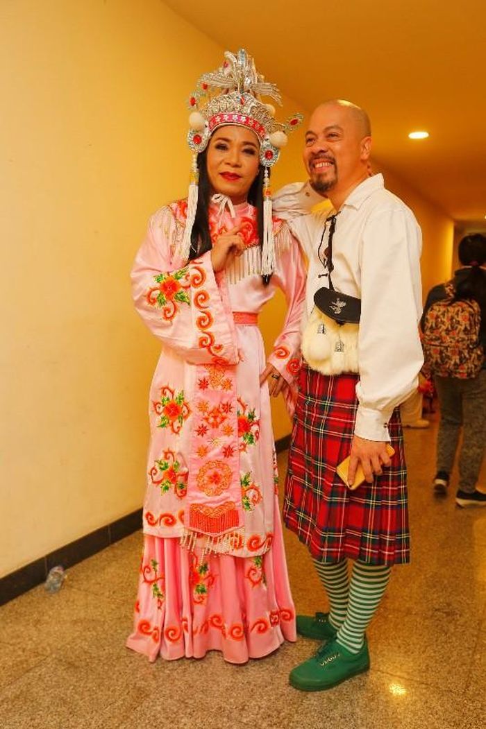 Cô Đẩu Công Lý và nhà thiết kế Đức Hùng. Công Lý là nghệ sỹ được ưu ái xuất hiện trong nhiều trang phục nhất. Đức Hùng lạ lẫm trong vai nhà thiết kế có bằng quốc tế tại nước ngoài. Anh có màn ra sân khấu ngắn gọn nhưng tạo dấu ấn. Ảnh: Nhật Minh