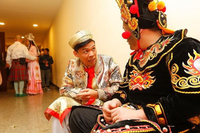 Trung Ruồi và Dũng hớn ngồi ngay hành lang "buôn" chuyện. So với Minh Tít, Trung Ruồi ít đất diễn hơn. Dũng hớn vẫn vào vai Thiên Lôi chỉ huy một đội quân Thiên Lôi đông đảo. Ảnh: Nhật Minh